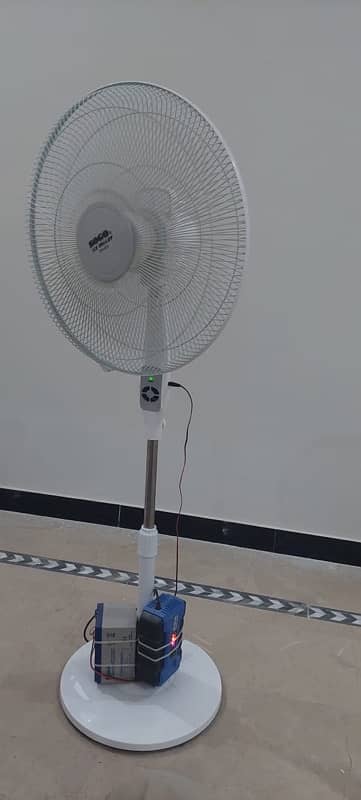 stand and charging fan 1