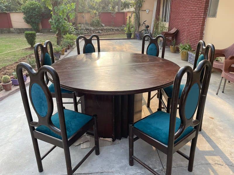 Round Dinding Table with 6 Chairs - Excellent Condition 0