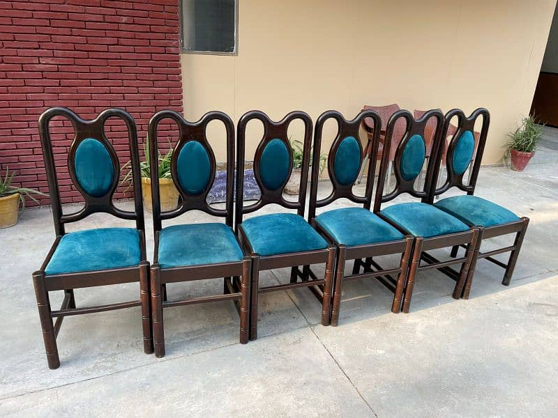 Round Dinding Table with 6 Chairs - Excellent Condition 4