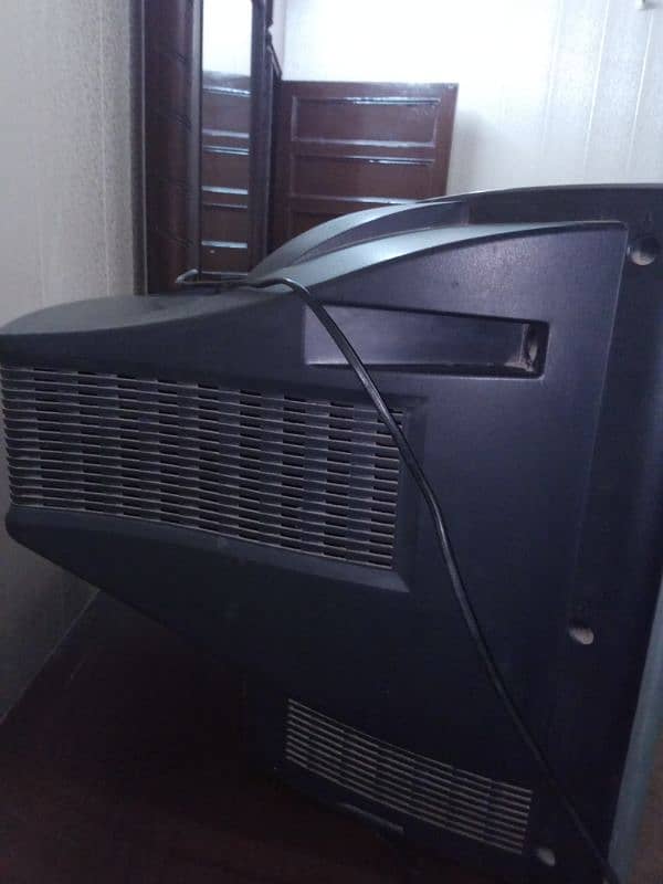 Read Ad! LG Flatrone TV In Good condition 3