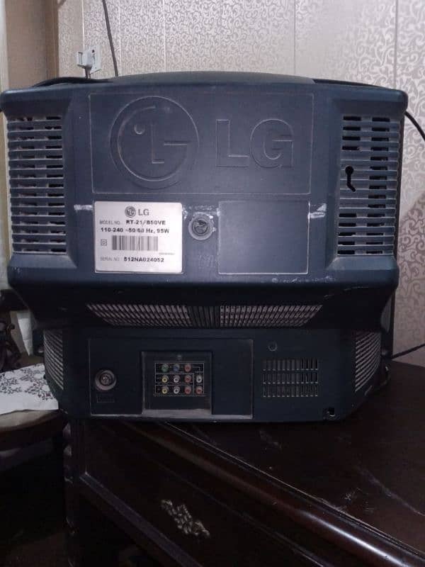 Read Ad! LG Flatrone TV In Good condition 6