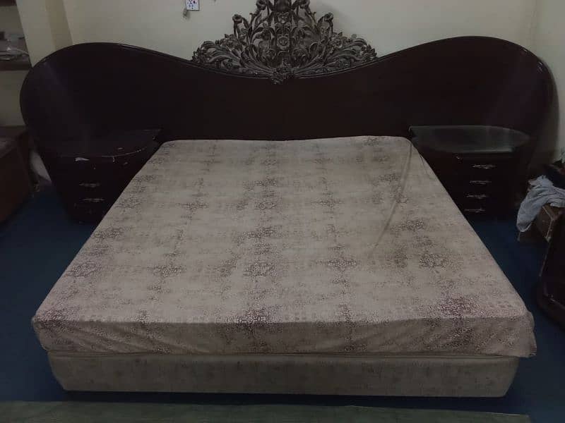 King size bed with mattress and dressing table 0