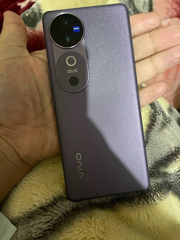 Vivo v40 5G 1