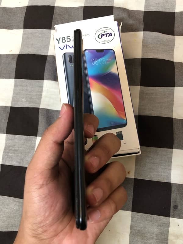 Vivo y85 with box 4 / 64 Dual sim pta approved 4