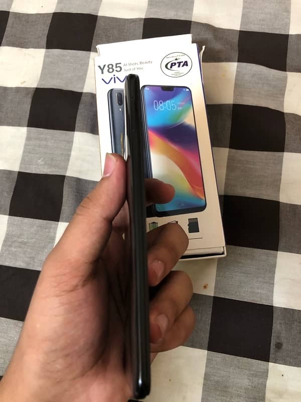 Vivo y85 with box 4 / 64 Dual sim pta approved 5