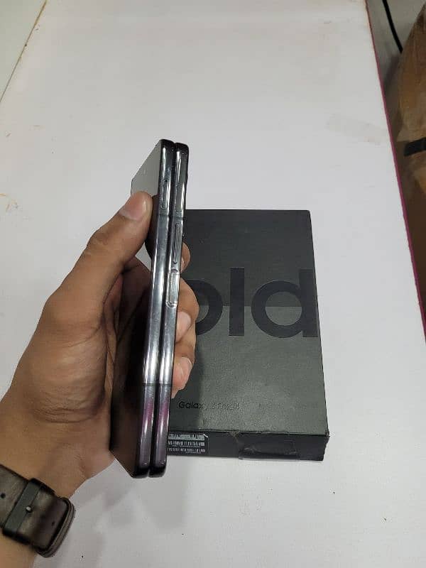 Samsung fold 4 with box 3