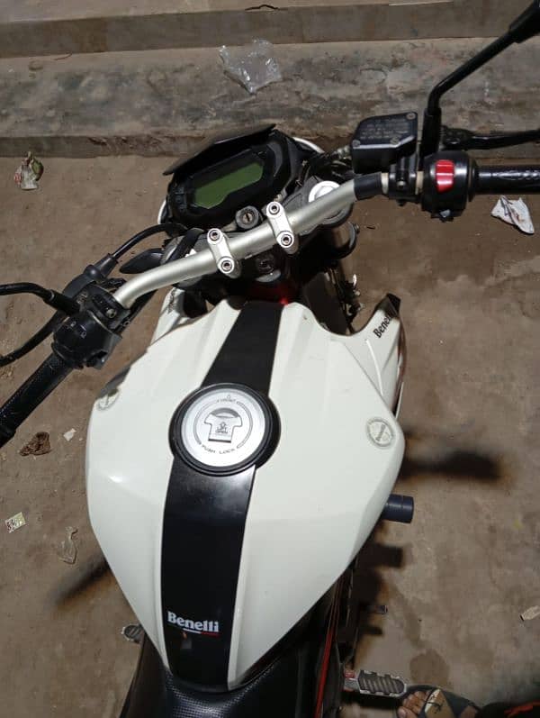 Benelli TnT150i 4