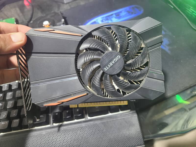 Sapphire RX 470 Platinum Edition and Gigabyte GTX 1050 2