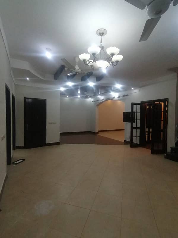 12 Marla house available for rent in safari villa phase 7 bahira town 0