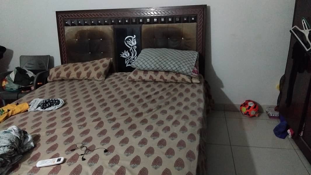 Bed with matress, almirah and divider 1