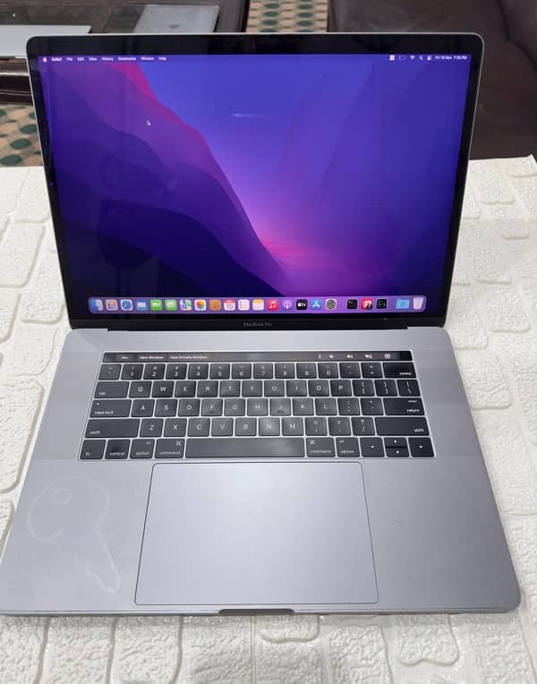 Apple macbook pro LATE 2017 model 15.4inch 16GB/1TB  CTO MODEL 0