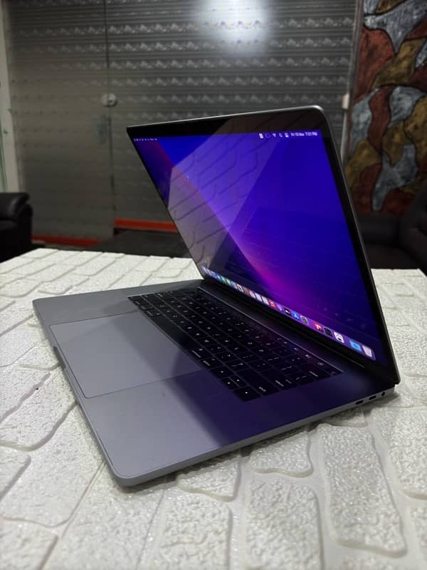 Apple macbook pro LATE 2017 model 15.4inch 16GB/1TB  CTO MODEL 1