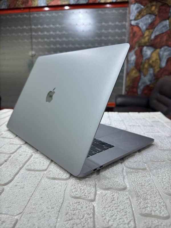 Apple macbook pro LATE 2017 model 15.4inch 16GB/1TB  CTO MODEL 3