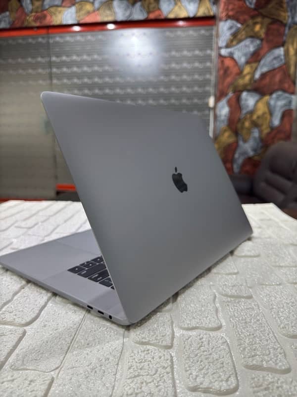 Apple macbook pro LATE 2017 model 15.4inch 16GB/1TB  CTO MODEL 4