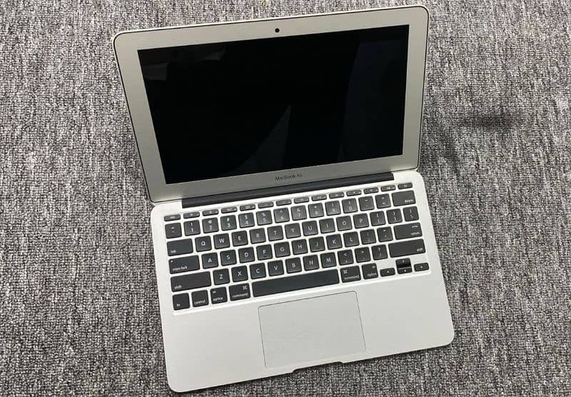 MacBook Air 2015 11” Core i5  4gb Ram  128Gb APPLE SSD  Ventura 1