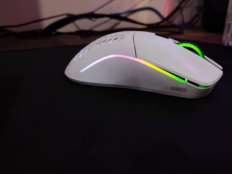 Glorious Model O- Wireless Glossy White Mouse 3