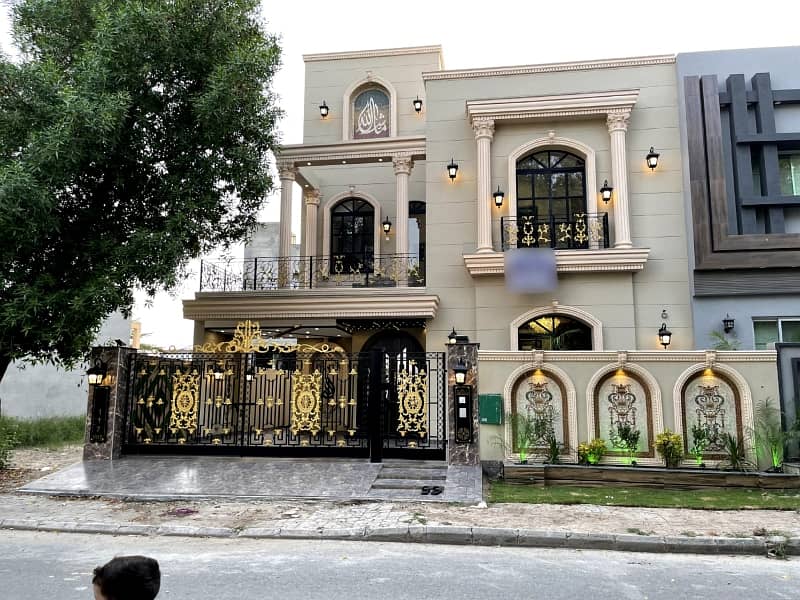 we are offering a 10 marla house for sale in Jasmine block bahria town Lahore 4