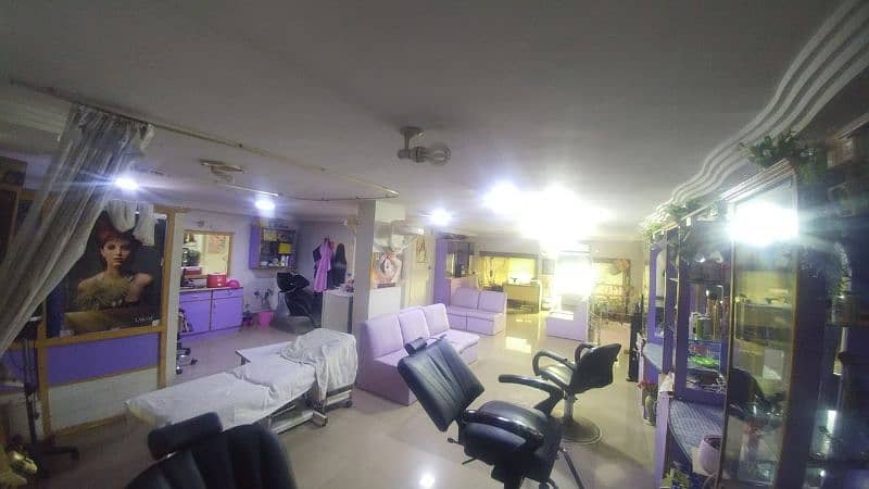 Ladies beauty parlour setup for sale 1