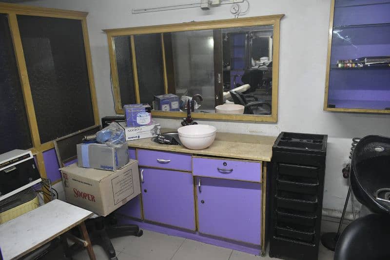 Ladies beauty parlour setup for sale 3