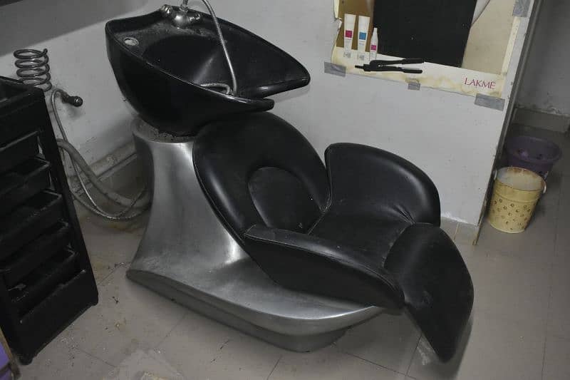 Ladies beauty parlour setup for sale 6