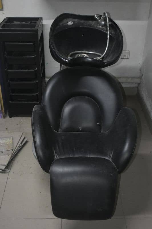 Ladies beauty parlour setup for sale 7