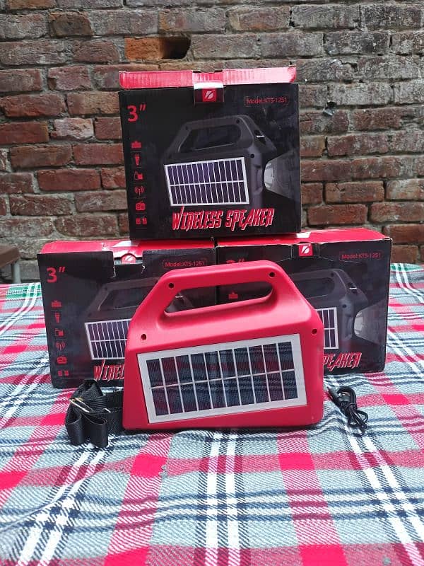 wireless Bluetooth speaker with solar charge and torch light 2