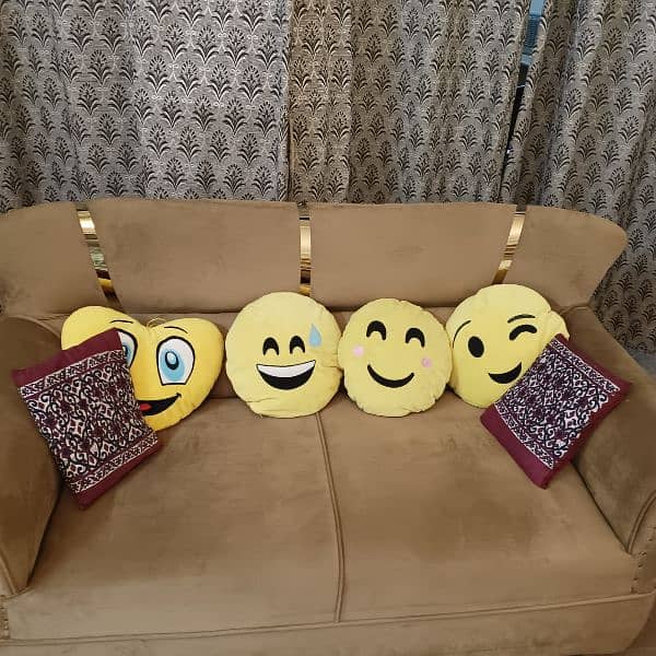 4 seater sofa set in lush condition 0