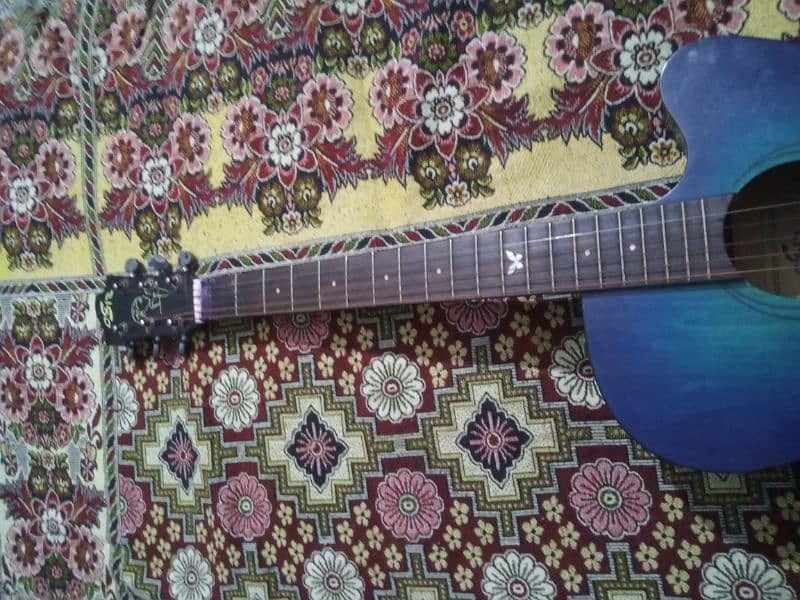 Guiter in excellent condition. 1