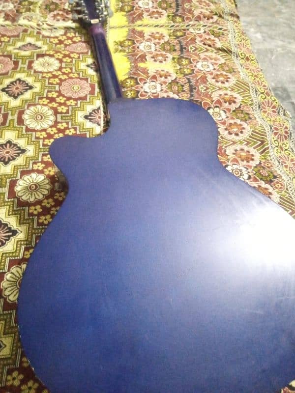 Guiter in excellent condition. 4