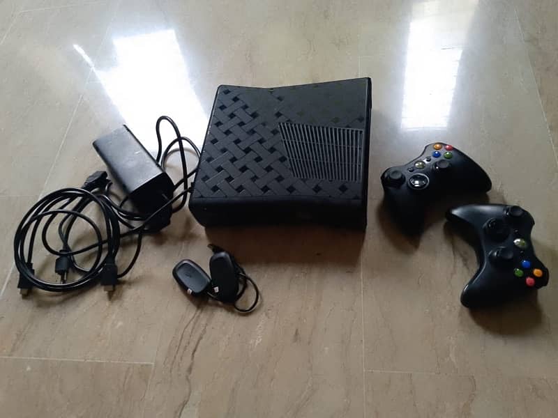 Xbox 360 and 2 wireless controller 0