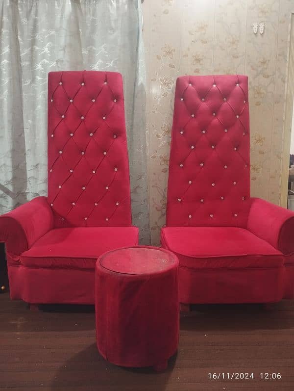 King Dewan sofa and 2 chairs for sale 0