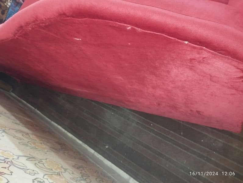 King Dewan sofa and 2 chairs for sale 8