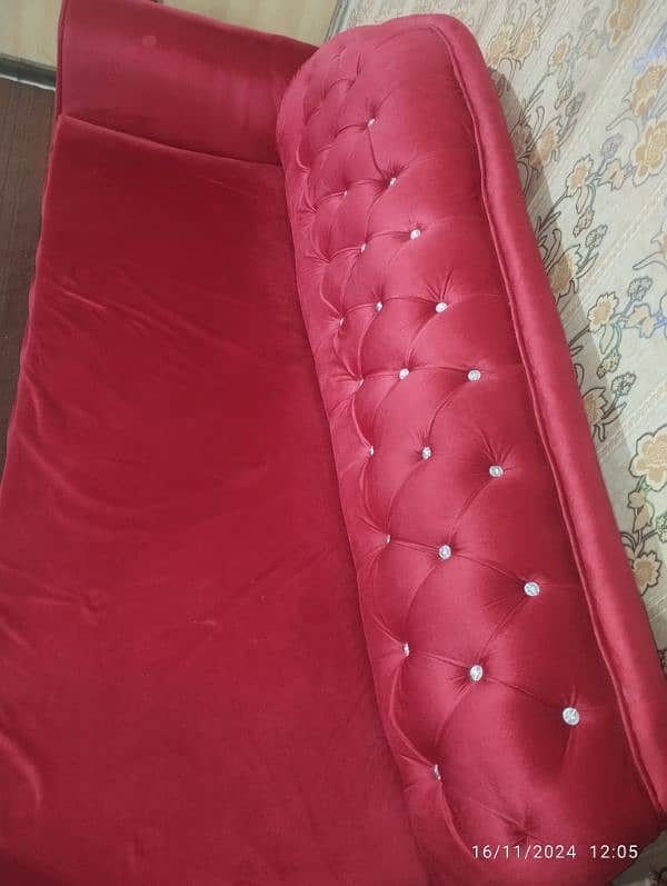 King Dewan sofa and 2 chairs for sale 9