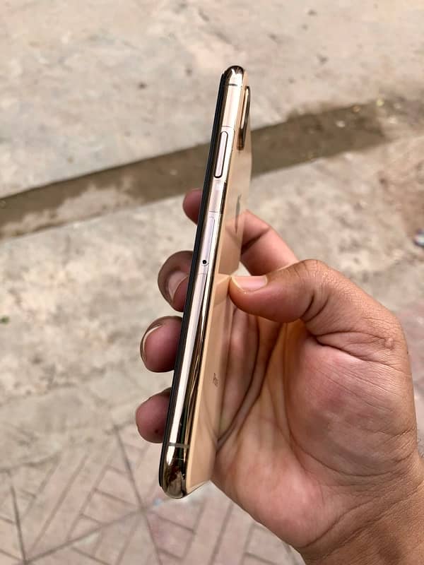 iPhone XS 3