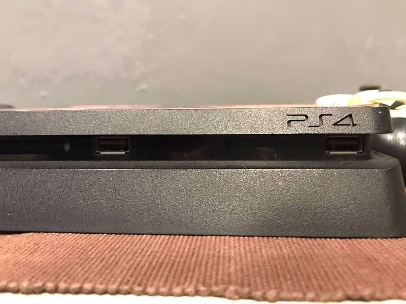 PS4 Slim with LED 4