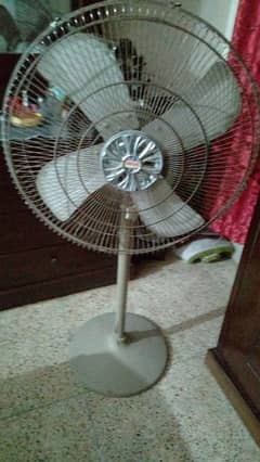 pedestal fan in gud condition