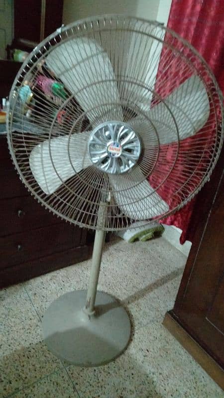 pedestal fan in gud condition 2