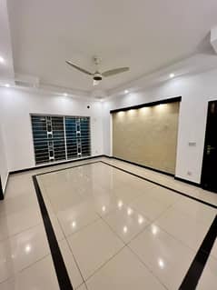 20 MARLA FIRST FLOOR HOT LOCATION GAS BIJLI PANI NEAR MAIN ROAD