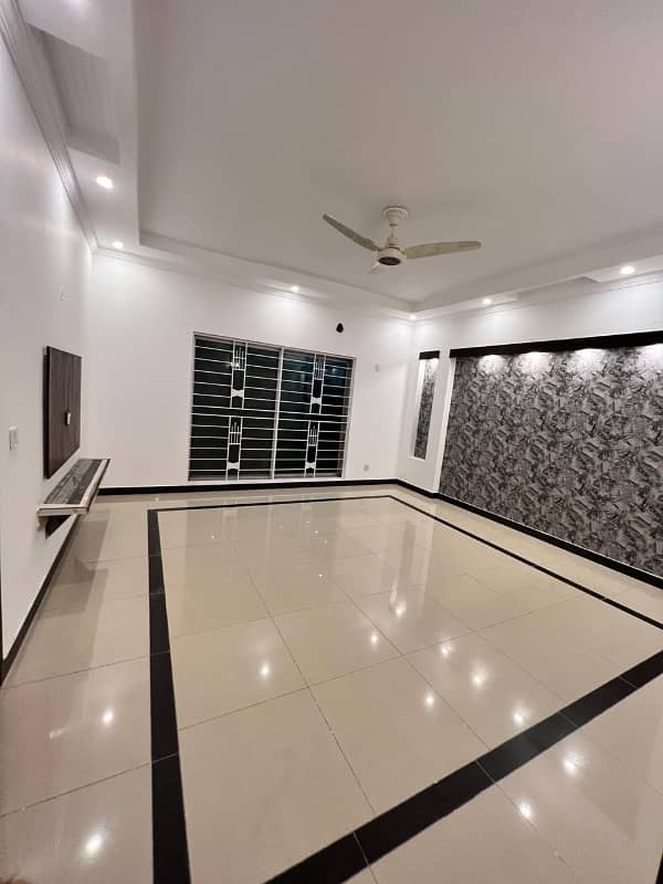 20 MARLA FIRST FLOOR HOT LOCATION GAS BIJLI PANI NEAR MAIN ROAD 6