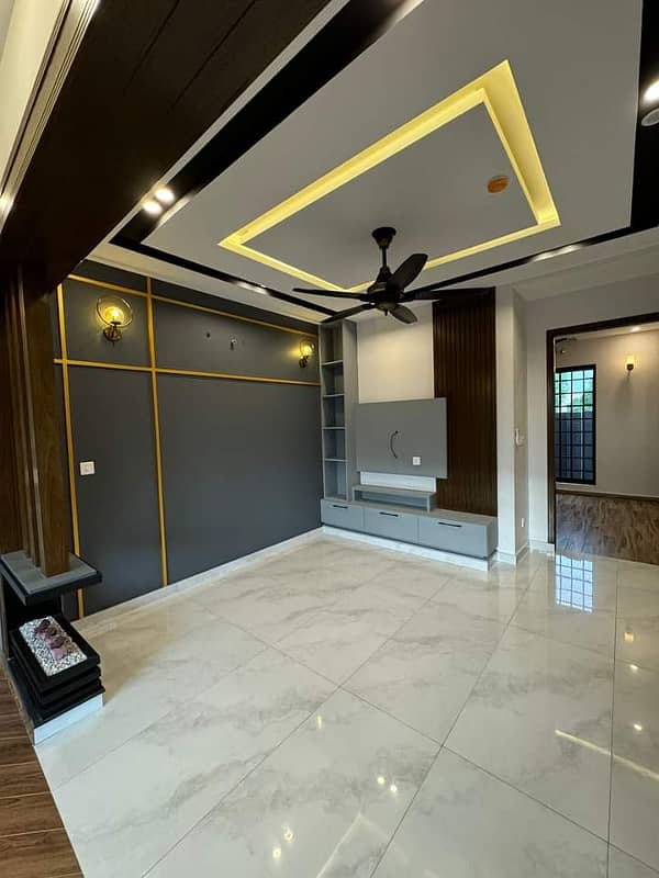 Beautiful House Very Super Hot Location Near Commercial Area & Kids Park In DHA Rahber 11 4