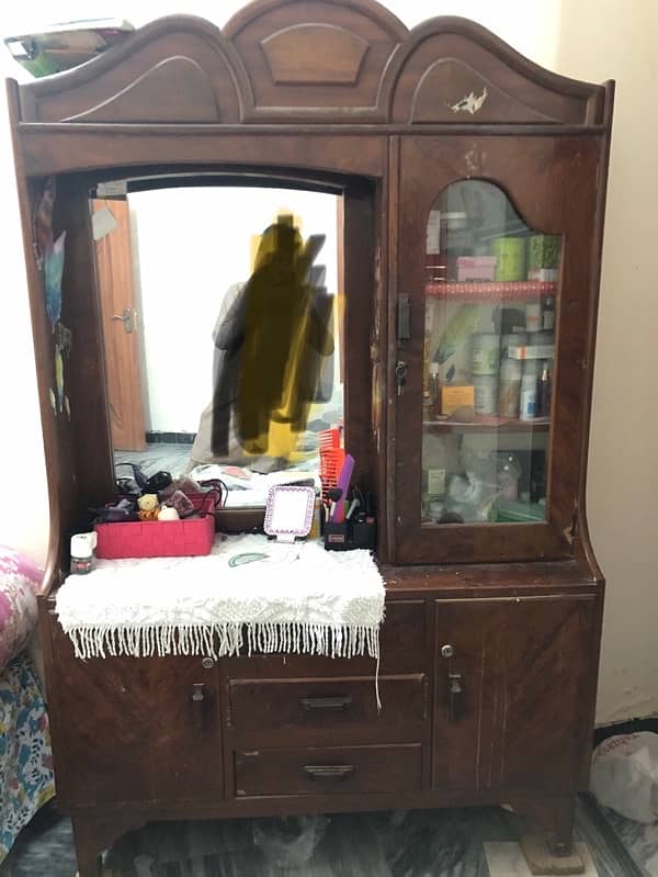 Dressing table and almari for sale in good condition in 6000 dono kaa 0