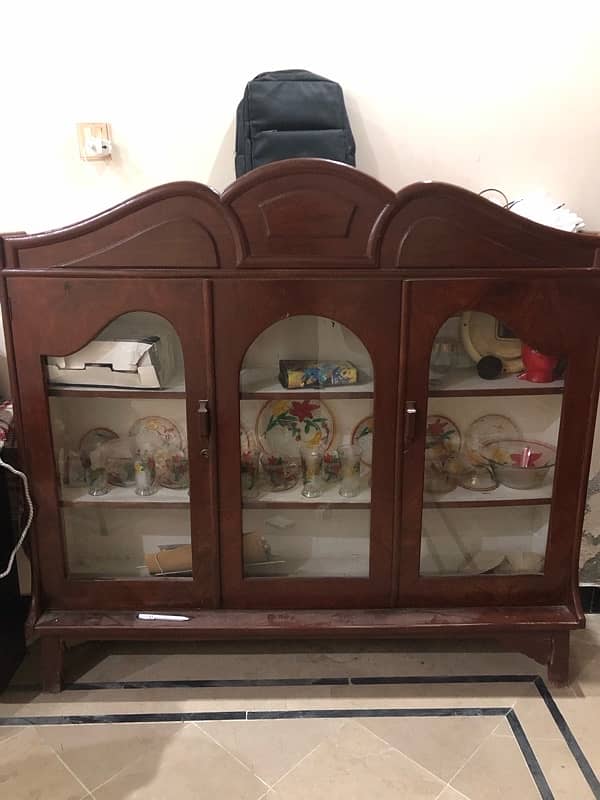 Dressing table and almari for sale in good condition in 6000 dono kaa 1