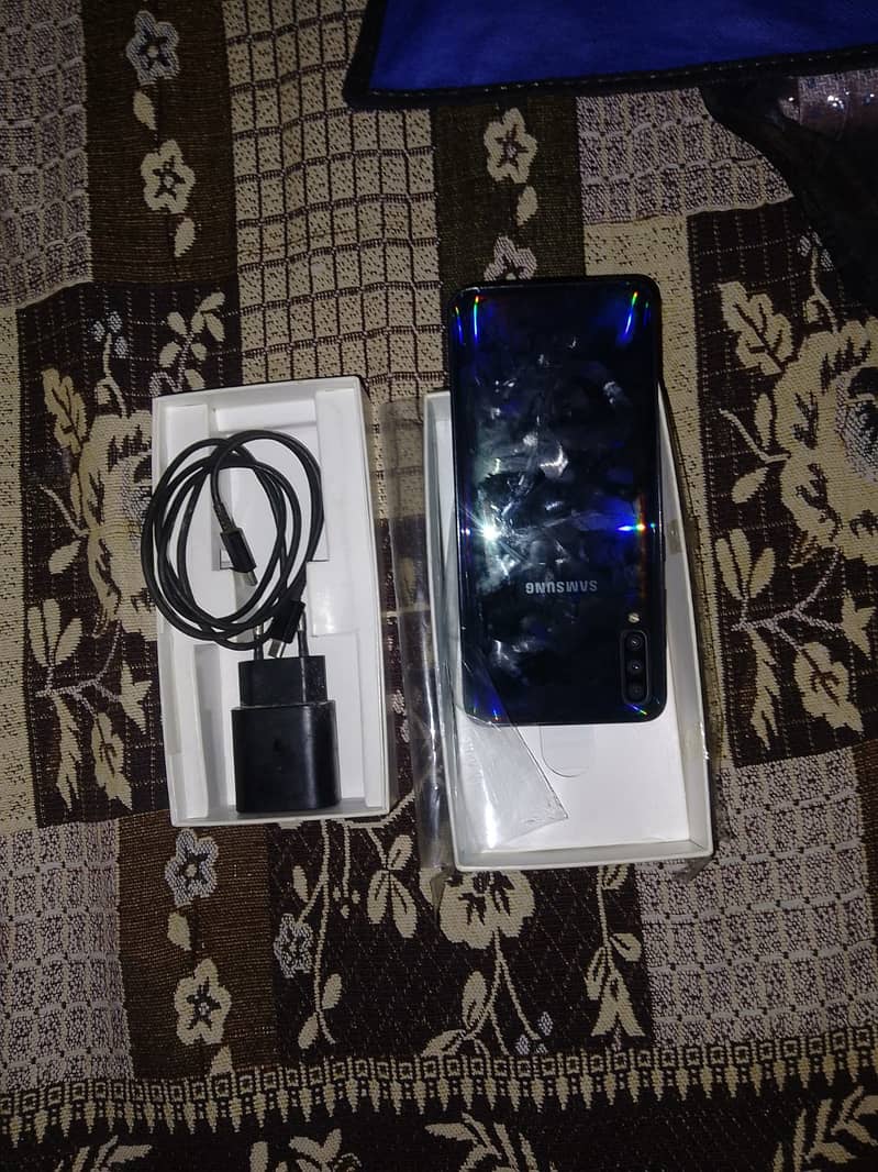 Samsung a70 for sale | Origional Phone | Panel Had Broken 2