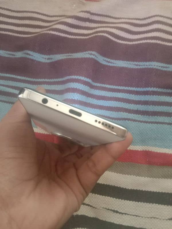 tecno camon 30 brand new condition 10 din bhi use nhi hwa hy. 4