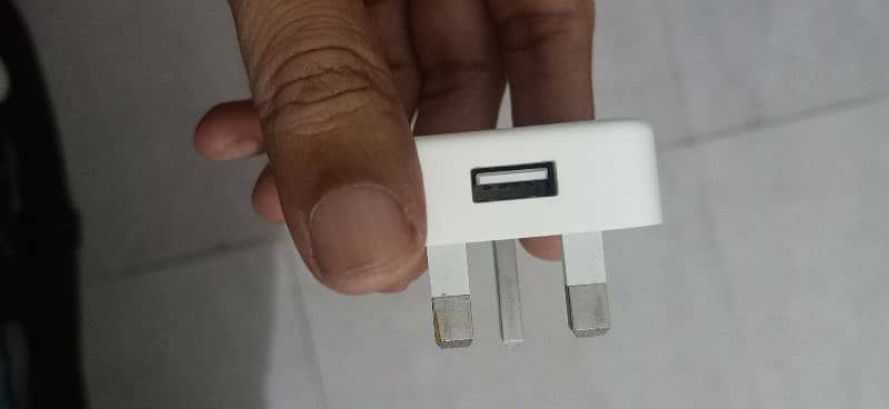 Apple charger 0