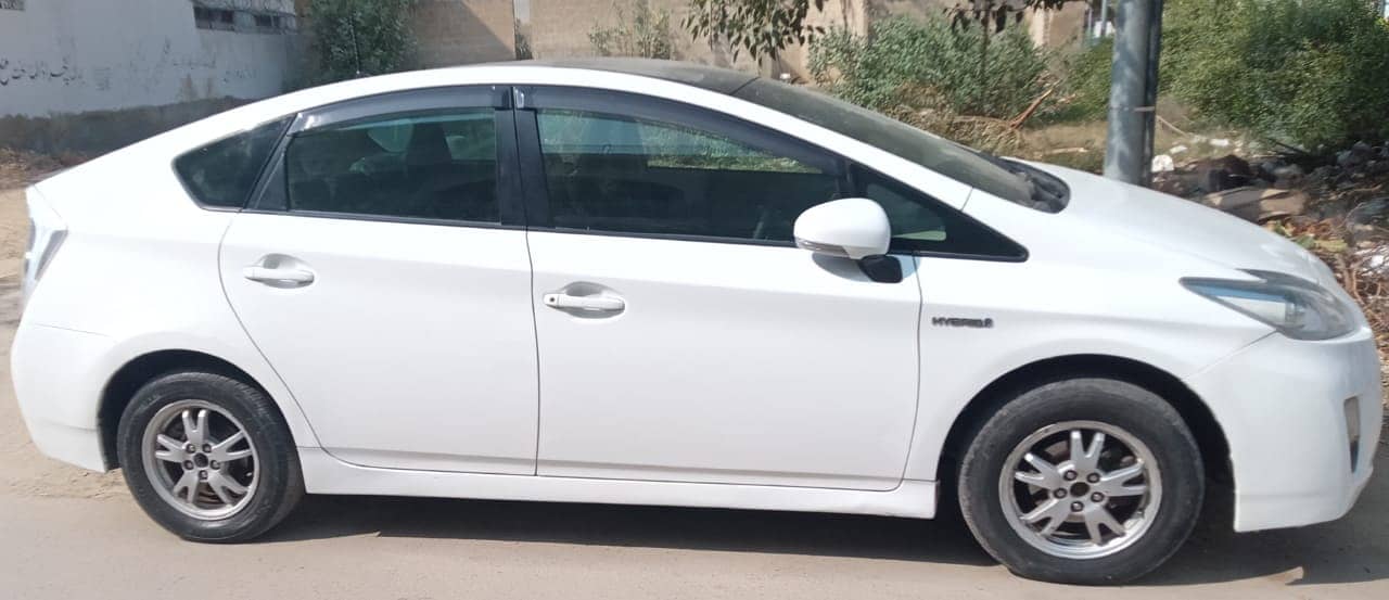 Toyota Prius 2011 S 1.8 6