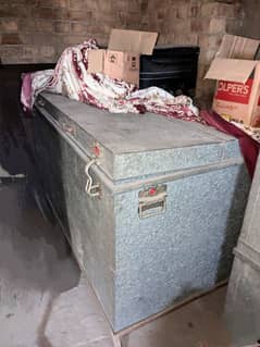 Trunk (Paiti) Peti 5ft by 3ft unused since bought with Stand