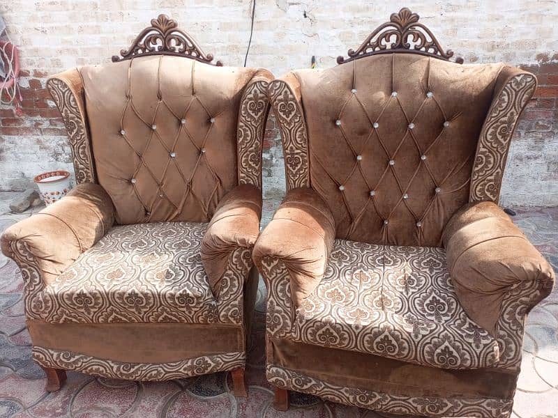 2single Taj sofa important wood heavy wait and velvet fabric use in it 0