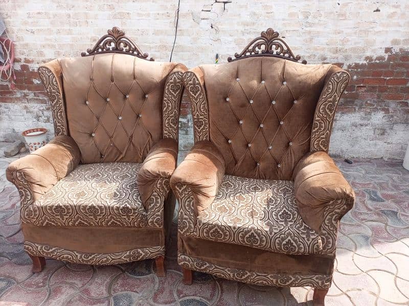 2single Taj sofa important wood heavy wait and velvet fabric use in it 1