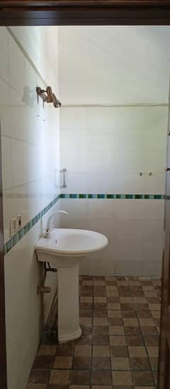 teenmaar lati neat and clean upper portion for rent 3 bedroom attached washroom demand 80000